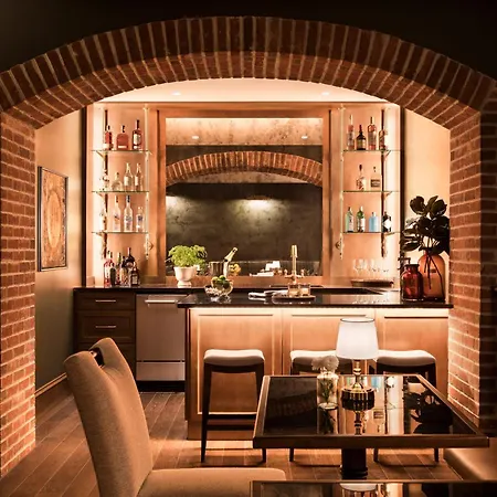 86 State Circle - Luxury Boutique Hotel-2