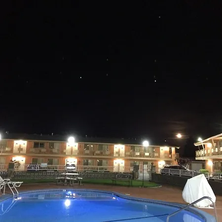 The River Inn & Suites-3