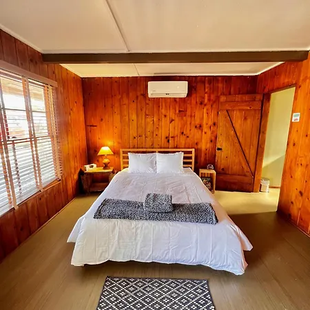 Room 5 - Downtown Joshua Tree Motel - Pet Friendly - Walk To Shops & Visitor Center, Minutes To Park Entrance-3