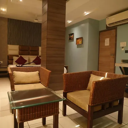 Hotel Galaxy Inn !! 5 Min From Nemcare Hospital !!-3