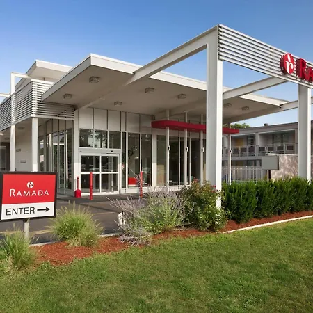 Ramada By Wyndham Rockville Centre-3