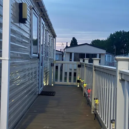 8 Bed Sun Decked Caravan Unlimited High Speed Wifi And Fun At Seawick Holiday Park-2