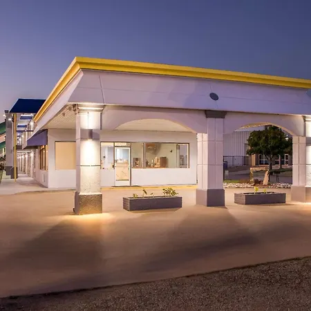 Days Inn By Wyndham Salina South-3