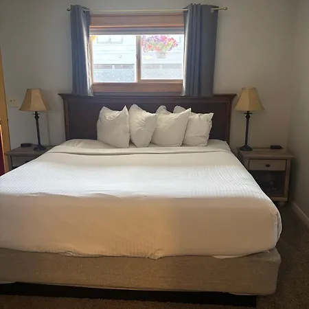 Yellowstone Holiday Motel-2