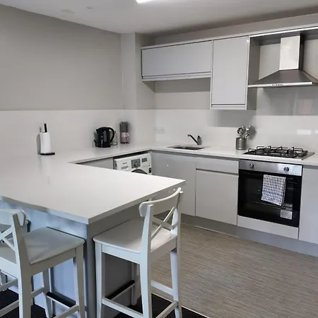Ryan I Air I Bnb - 102 Mill Street - Free Parking-2