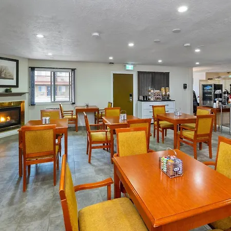 Econo Lodge Inn & Suites High Level-3