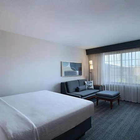 Courtyard By Marriott Omaha Aksarben Village-3