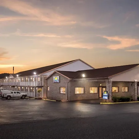 Days Inn By Wyndham Huntington-2