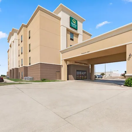 Quality Inn & Suites Pearsall-2