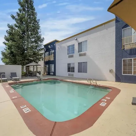 Best Western Plus Twin View Inn & Suites-3
