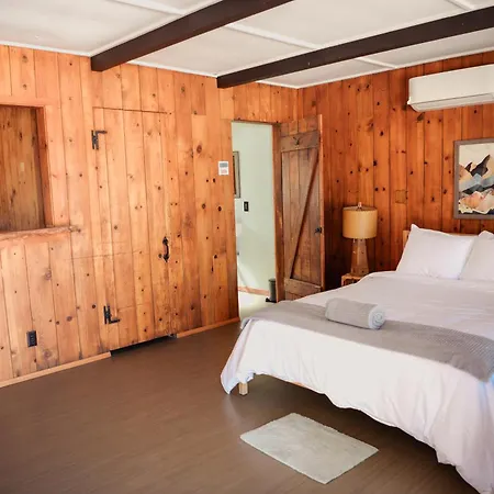 Room 6 - Downtown Joshua Tree Motel - Pet Friendly - Walk To Shops & Visitor Center, Minutes To Park Entrance-2