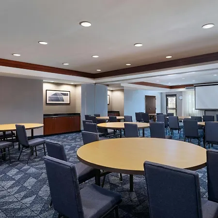 Courtyard By Marriott Omaha Aksarben Village-3