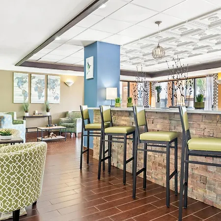 Quality Inn & Suites Near Robins Air Force Base-3