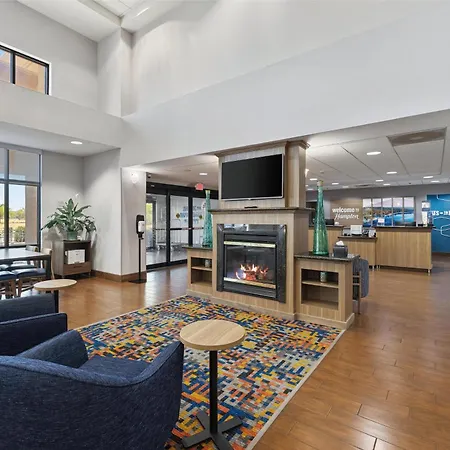 Hampton Inn & Suites Madera-2