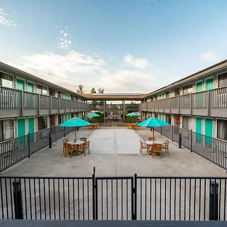 Pepper Tree Inn-2