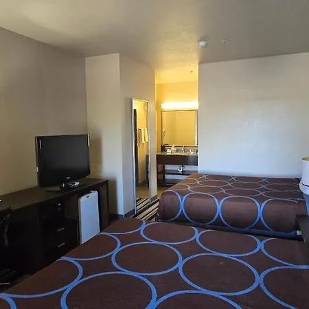 Super 8 By Wyndham Dilley Tx-3