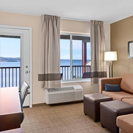 Comfort Inn & Suites Munising-Lakefront-2
