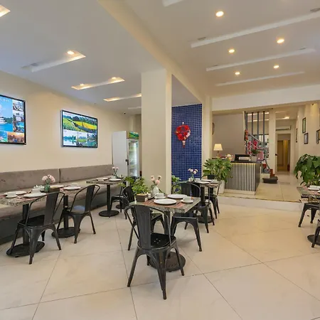 Queen Cafe Hotel & Pub-2