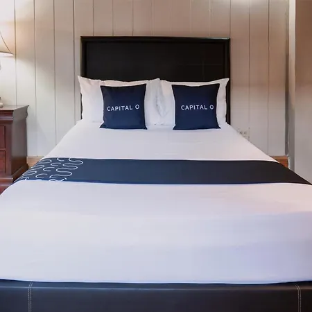 Capital O Hotel Villa Azura-3