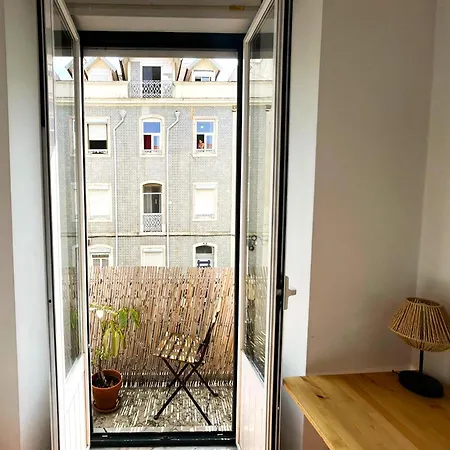 Central Lisbon Rooms In Palmira Shared Apartment For Surf Lovers-3