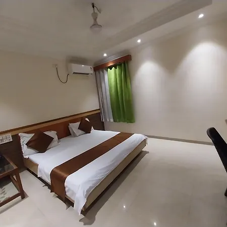 Hotel Om Park- Walkable Distance To Sai Baba Temple-3