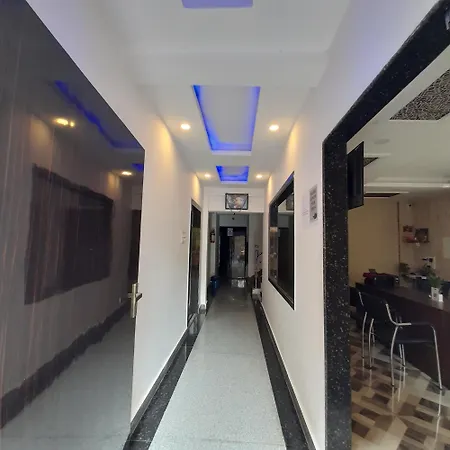Garden Guest House 250M From Vfs Global & Rene Tower , Acropolis Mall-2