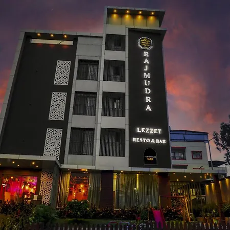 Super Townhouse Oak Hotel Rajmudra-2