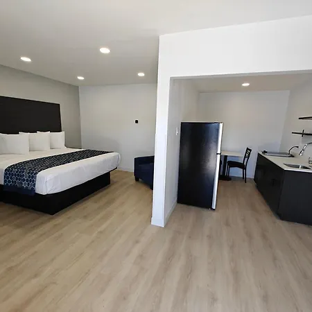 Casa Blanca Inn And Suites-2