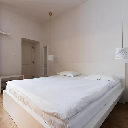 Jules Home-3