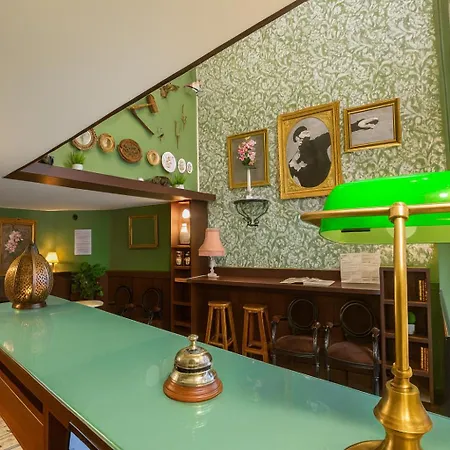 Walled Off Hotel Paris-2