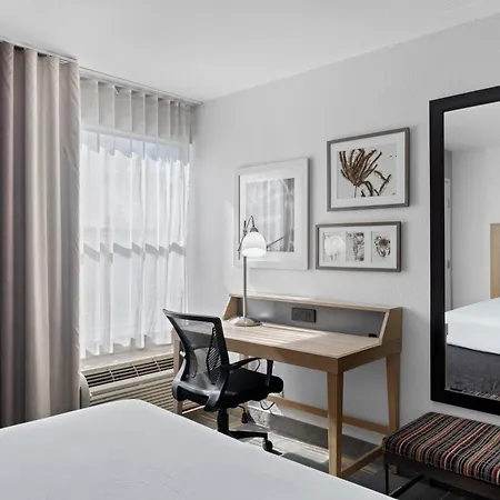 Greentree Inn & Suites Phoenix Sky Harbor-3