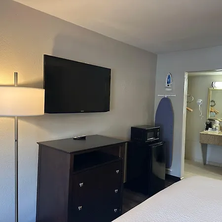 Days Inn Alexandria By Wyndham-2