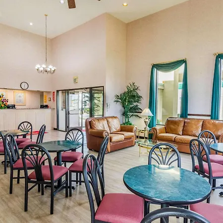 Econo Lodge Inn & Suites Gulfport Airport-2