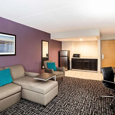 La Quinta Inn By Wyndham Davenport & Conference Center-2