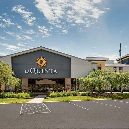 La Quinta Inn & Suites By Wyndham Detroit Metro Airport-2