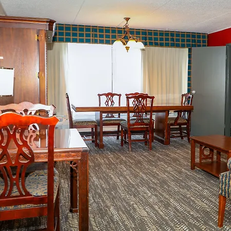 Ramada By Wyndham Cumberland Downtown-3
