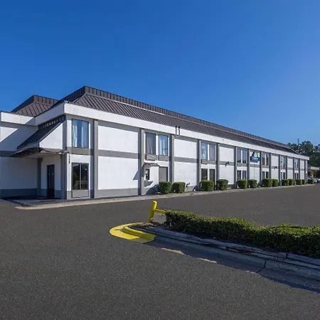 Days Inn & Suites By Wyndham Fort Bragg/Cross Creek Mall-2