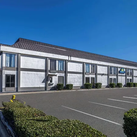 Days Inn & Suites By Wyndham Fort Bragg/Cross Creek Mall-3