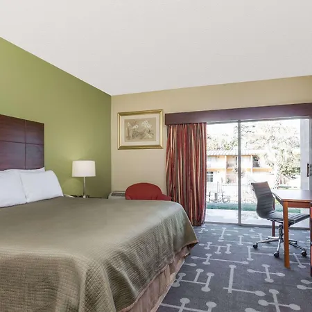 Howard Johnson By Wyndham Athens-3