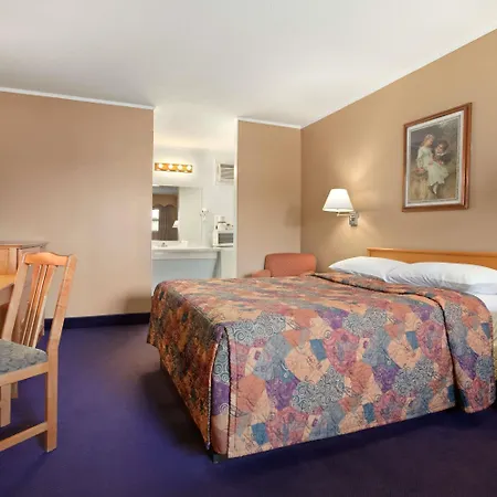 Travelodge By Wyndham Moose Jaw-3
