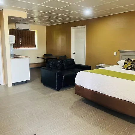 Travelodge By Wyndham Moose Jaw-2