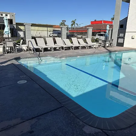 Solara Inn And Suites-2