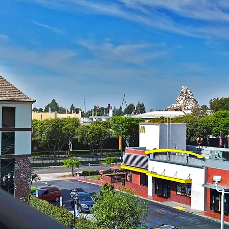 Anaheim Camelot Inn & Suites-3