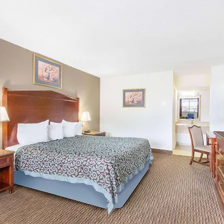 Days Inn By Wyndham Arlington Pentagon-3