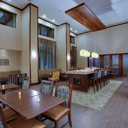 Hampton Inn & Suites Philadelphia/Bensalem-2