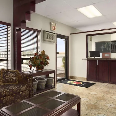 Super 8 By Wyndham Carlsbad-2