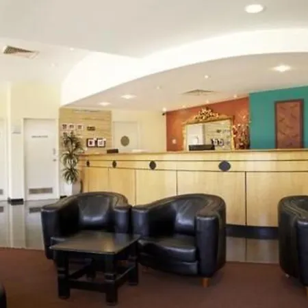 Seasons Hotel Newman-3