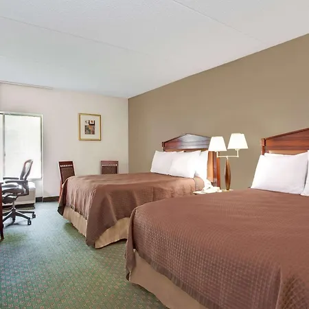 Days Inn By Wyndham Newport News City Center Oyster Point-3