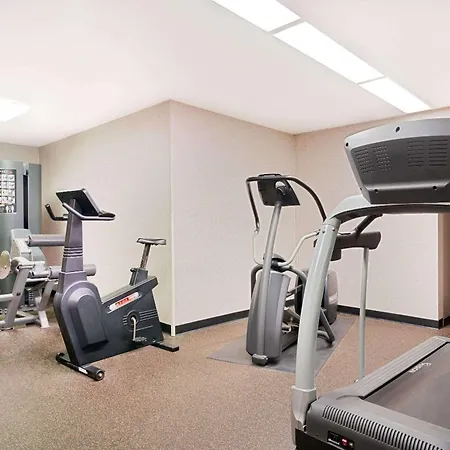 Ramada By Wyndham Plymouth Hotel & Conference Center-2