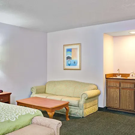 Days Inn & Suites By Wyndham Fullerton-3